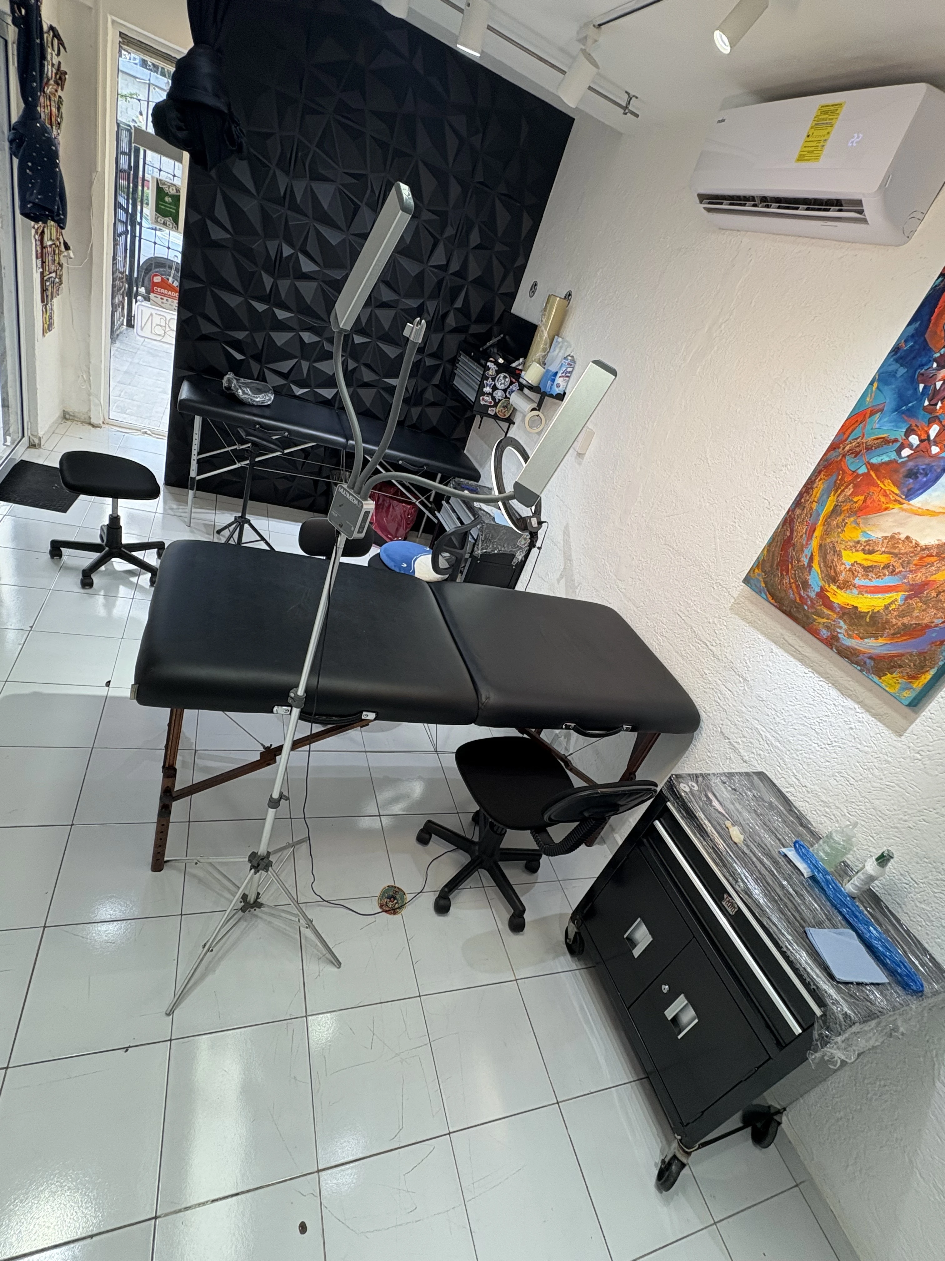 Artista de tatuaje concentrado en su trabajo